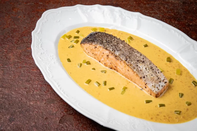Семга с чечевицей, соусом карри и маринованными стрелками чеснока — доставка в Хабаровск
